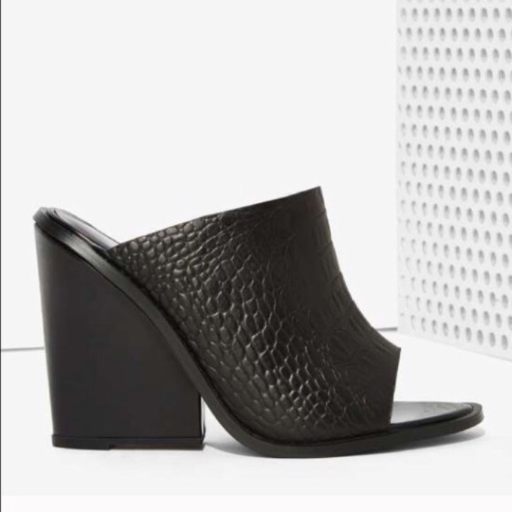 Cameo for Nasty Gal mule slides.